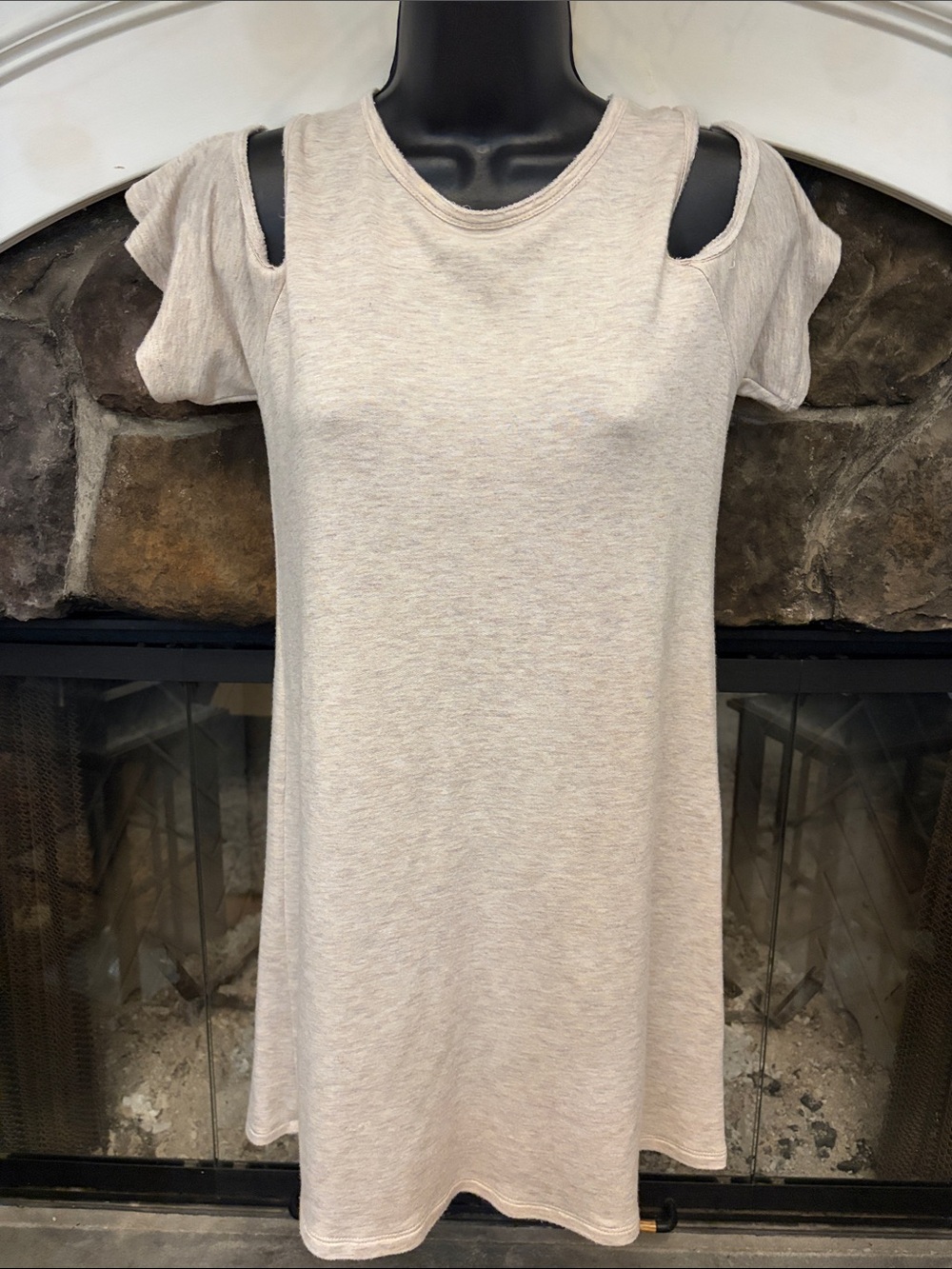 Tresics Cold-Shoulder Short Sleeve dress in Light Beige size Small